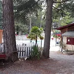 Mobil-home Avec Jacuzzi Pour 4 Personnes Et Terrasse - Api-1-52-465 *