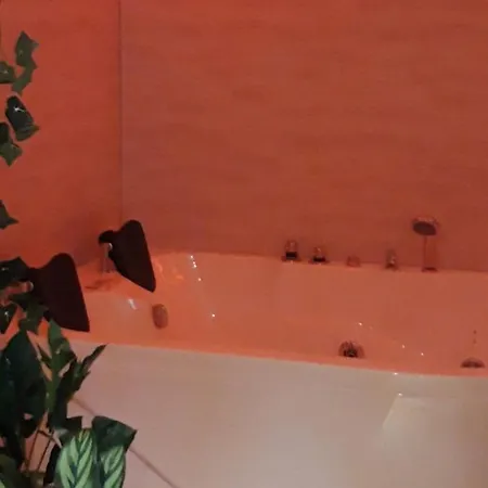 Camping Mobil-home Avec Jacuzzi Pour 4 Personnes Et Terrasse - Api-1-52-465 *